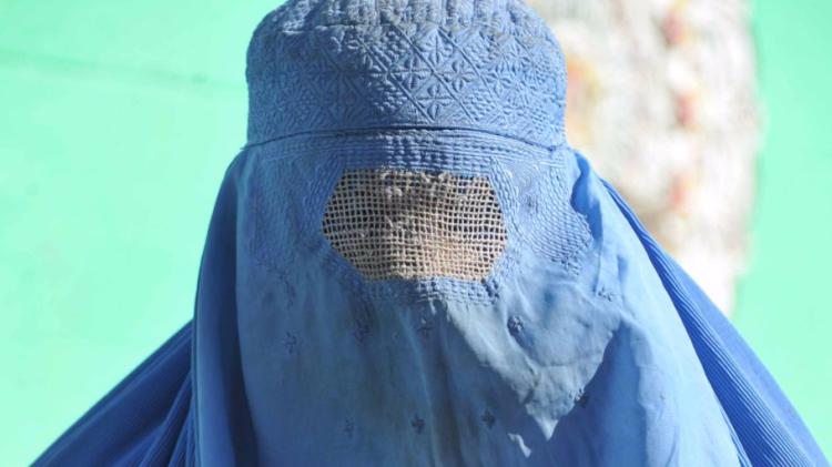 Uomini e maschi d’Italia, siete pronti a indossare il burqa? Uomini e maschi d’Italia, siete pronti a indossare il burqa?