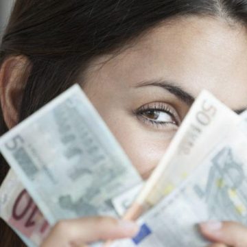 Il femminismo ha un’unica rivendicazione: soldi, soldi e ancora soldi