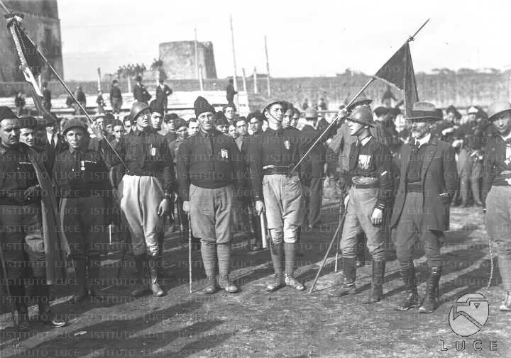 A Napoli fascista è chi il fascista fa