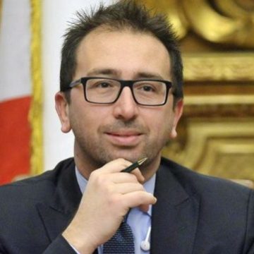Bonafede e il M5S si inginocchiano a “Doppia Difesa” Bonafede e il M5S si inginocchiano a “Doppia Difesa”
