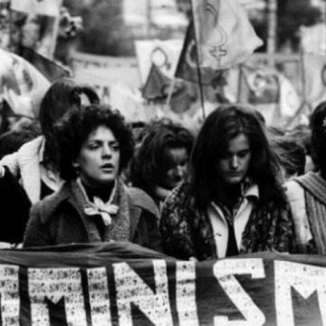 Donne di oggi infelici e irrisolte: il femminismo sotto accusa Donne di oggi infelici e irrisolte: il femminismo sotto accusa