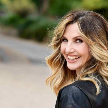 Lorella Cuccarini: un modello che fa incazzare le femministe Lorella Cuccarini: un modello che fa incazzare le femministe