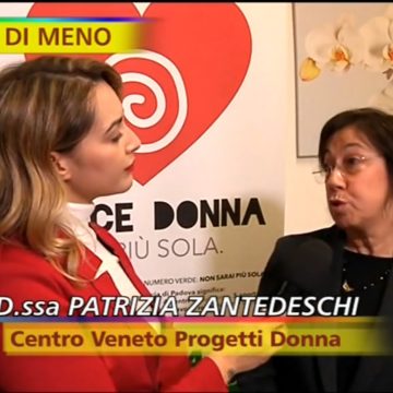 Striscia la notizia dà voce al chiagni e fotti Striscia la notizia dà voce al chiagni e fotti