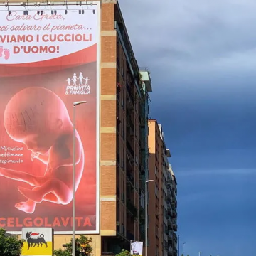 Gigantesco manifesto “pro-vita” a Roma: scatterà anche qui l’idiosincrasia? Gigantesco manifesto “pro-vita” a Roma: scatterà anche qui l’idiosincrasia?