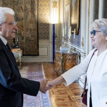 Mattarella riceve le centraliniste di Ro$a No$tra Mattarella riceve le centraliniste di Ro$a No$tra
