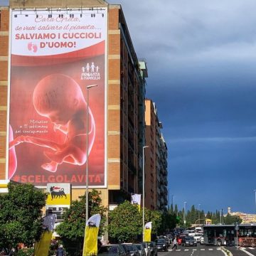 Manifesti a Roma: un’altra sentenza scandalosa Manifesti a Roma: un’altra sentenza scandalosa