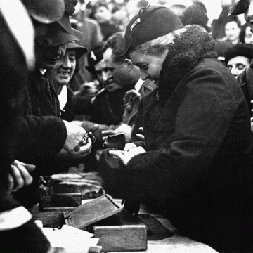 Donne e fascismo: Moni Ovadia cerca l’applauso facile