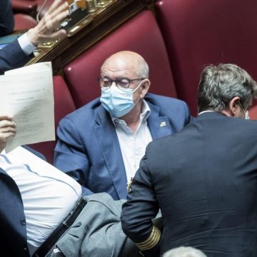 Sgarbi imbavagliato nel nome del “donnismo” Sgarbi imbavagliato nel nome del “donnismo”