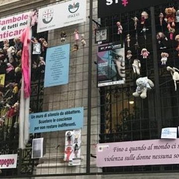 “Wall of dolls”: non bruciateli. Correggeteli. “Wall of dolls”: non bruciateli. Correggeteli.