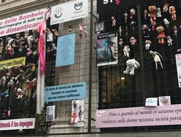 “Wall of dolls”: non bruciateli. Correggeteli. “Wall of dolls”: non bruciateli. Correggeteli.