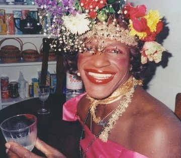 Il presente grottesco: un trans al posto di Colombo